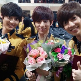 Youngmin, Kwangmin dan Minwoo Boyfriend Rayakan Kelulusan SMA