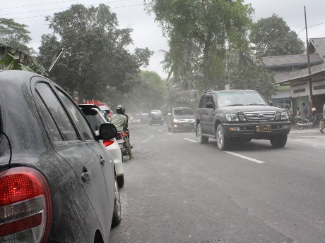 5 Hal yang Perlu Diperhatikan Saat Nyetir di Bawah Kepulan Debu