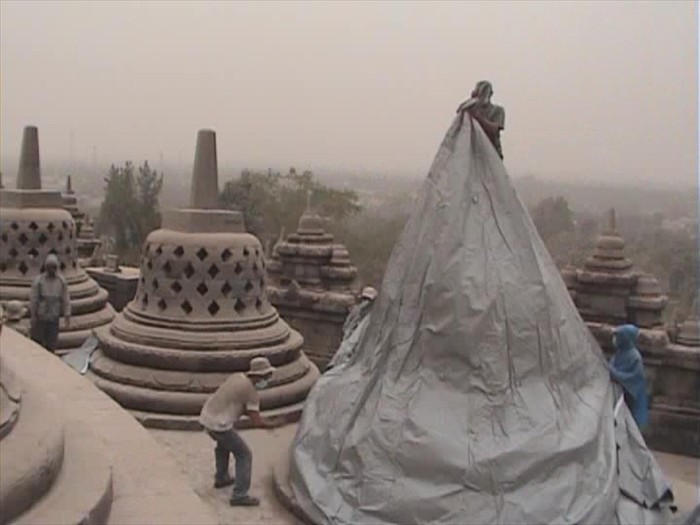 Berselimut Debu Gunung Kelud, 73 Stupa Borobudur Ditutup Terpal