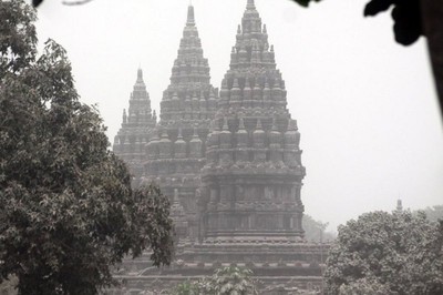 Hujan Abu, Prambanan Bagai Tertutup Salju