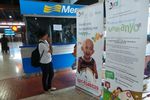 Sambut Hari Kanker Anak Sedunia, Relawan Bagi Brosur di Bandara