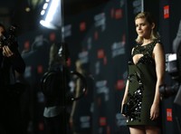 Kate Mara saat tiba di lokasi acara. REUTERS/Mario Anzuoni.