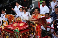 Pawai Cap Go Meh melintas di Jalan Gajah Mada.