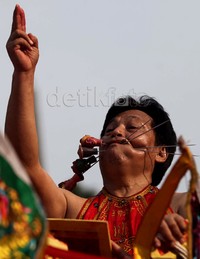Pawai Cap Go Meh diwarnai dengan atraksi tatung.