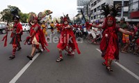 Atraksi ini menjadi tontonan menarik bagi warga Jakarta.