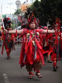 Iring-iringan perayaan Cap Go Meh melintas di Jalan Gajah Mada.