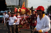Pawai dimeriahkan dengan gotong toapekong.