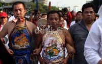 Atraksi tatung meramaikan puncak perayaan Cap Go Meh.