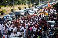 Warga menyemut untuk melihat pawai Cap Go Meh.