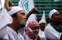 Massa FPI dengan semangat meneriakan tuntutan mereka pada unjuk rasa siang ini di Bundaran HI.