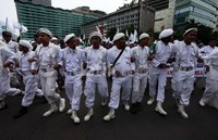 Massa FPI bergandengan tangan menunjukan sikap untuk memerangi narkoba dan miras.