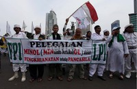 FPI membawa sebuah spanduk yang bertuliskan tentang pelegalan miras adalah penghianatan terhadap pancasila.