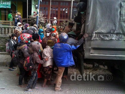 Evakuasi Korban Gunung Kelud di Malang