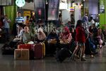Bandara Ditutup Penumpang Padati Stasiun Gambir