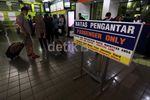 Bandara Ditutup Penumpang Padati Stasiun Gambir