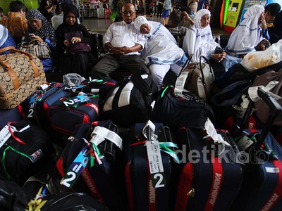 Bandara Ditutup Penumpang Padati Stasiun Gambir