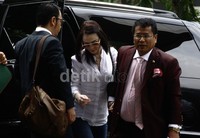 Seperti yang sudah dijadwalkan, Jennifer Dunn, datang memenuhi panggilan KPK. Bersama pengacara Hotman Paris, Jennifer tiba di KPK sekitar pukul 09.55 WIB dengan menumpang mobil Cadillac Escalade hitam. Lamhot Aritonang/detikFoto.     