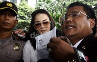 Memang benar mobil Vellfire diberi sama wawan, ujar Hotman di Gedung KPK. Lamhot Aritonang/detikFoto.     