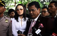 Hotman tidak berbicara banyak, dia meminta wartawan bersabar sampai pemeriksaan selesai. Lamhot Aritonang/detikFoto.