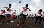 Ratusan Orang Menari Bersama di Monas
