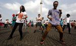 Ratusan Orang Menari Bersama di Monas