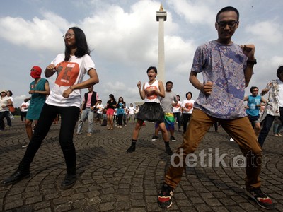 Ratusan Orang Menari Bersama di Monas