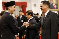 Muhammad Lutfi berjabat tangan dengan Gita Wirjawan. (Setpres).