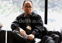 Sukatma diperiksa terkait kasus pemerasan proyek Alkes Banten dan sebagai saksi untuk tersangka Atut. Belum jelas apa kaitan Sukatma dengan kasus Alkes Banten. Lamhot Aritonang/detikFoto.     