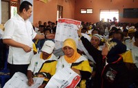 Bambang Soesatyo melakukan sosialisasi pencoblosan. (Hedi).
