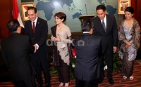 Para pegawai dan pejabat Kementerian Perdagangan menyalami Muhammad Lutfi dan Gita Wirjawan.