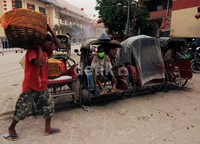 Hujan abu yang mengguyur Kota Solo, tidak menghentikan kesibukan di Pasar Gede, meskipun berkurang banyak.