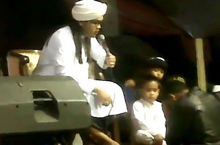 Penampilan Ustad Hariri di Hitam Putih