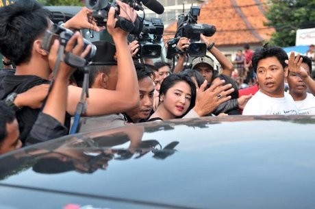 Dijenguk, Dewi Persik Cium Kaki Ibunda