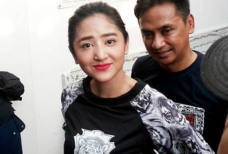 Pengalaman Bangun Tidur yang Tak Terlupakan Bagi Dewi Persik