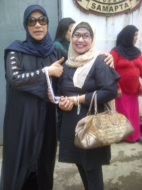 Tunggu Antrean Besuk, Ibunda Dewi Persik Tegar