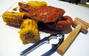 The Holy Crab: Tak Perlu Gengsi Melahap Kepiting dan Udang dengan Tangan!