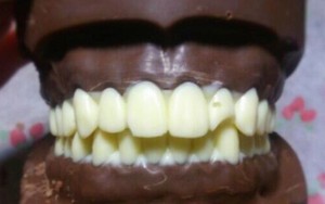 Cokelat Bentuk Gigi Rahang Atas dan Bawah Ini Dibuat Khusus untuk Valentine