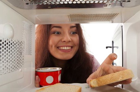 Perhatikan 5 Hal Penting Ketika Menggunakan Oven Microwave Perhatikan 5 Hal Penting Ketika Menggunakan Oven Microwave