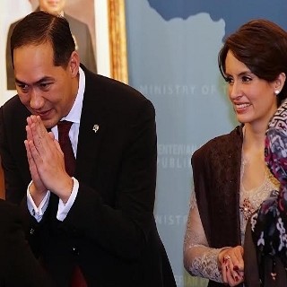 Muhammad Lutfi dan Sang Istri Jadi Pusat Perhatian di Kantor Baru