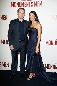 Di acara tersebut, Matt Damon terlihat gagah lewat setelan jasnya sementara Luciana Barroso tampil menawan dalam balutan dress dari Rubin Singer. Julien M. Hekimian/Getty Images.