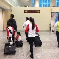     Saat di bandara, Mulan nampak kompak dengan anak-anaknya memakai baju merah dan putih. Sementara Dhani terlihat memakai jaket berwarna hitam. (Instagram)