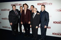 Bersama para cast member dari 'Monuments Men', Matt Damon terlihat berfoto bersama. Julien M. Hekimian/Getty Images.