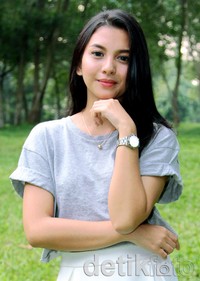     Kalau dibilang sering ya sering. Biasanya kalau bete nunggu syuting langsung deh foto-foto, ujar Alisia.