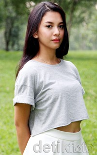 Dengan hobinya tersebut, dara berusia 22 tahun itu tak khawatir disebut narsis.