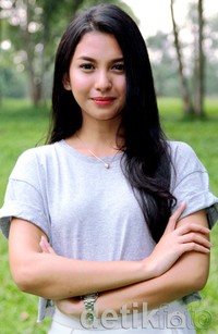 Alhamdulillah, nggak pernah dicibir aneh-aneh. Malah banyak yang suka, ucapnya.