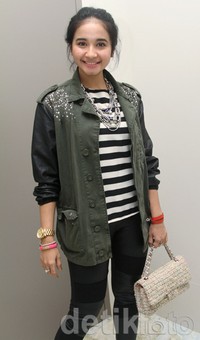 Pada kesempatan itu, Bella mengenakan kaus stripes hitam-putih dipadu dengan jaket hijau army dengan detail kulit di bagian lengan dan legging hitam. Gus Mun/detikHOT.