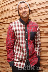 Sementara Chicco bergaya dengan kemeja kota-kotak dan topi kupluk abu-abu.