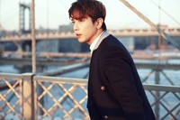 Foto teaser Yonghwa. (FNC Entertainment)