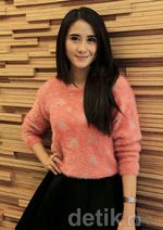 Ryana Dea Cantik dengan Rok Mini