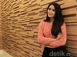 Ryana Dea Cantik dengan Rok Mini